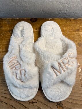 MRS slippers New Sz 7 white
